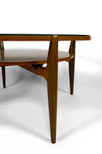 Lade das Bild in den Galerie-Viewer, Importante table basse scandinave Mid-Century en noyer et verre – Circa 1960 – Attribuée à Wilhelm Renz
