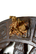 Charger l&#39;image dans la galerie, Porte Africaine Monoxyle en Bois Sculpté et Bronze de Chef de Village Bamoun, Cameroun, début XXe
