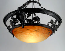 Lade das Bild in den Galerie-Viewer, Lustre/Suspension en Fer Forgé et Pâte de Verre Soufflée, Attribué à Muller Frères Lunéville, Art Nouveau / Art Déco, France, circa 1900-1920
