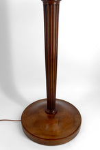 Загрузить изображение в средство просмотра галереи, Lampadaire Art Déco authentique en noyer sculpté &amp; abat-jour vitrail style Tiffany, vers 1920
