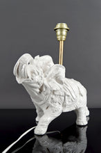 Lade das Bild in den Galerie-Viewer, Paire de Lampes Sculpturales en Céramique Blanche , Éléphants, Italie, Circa 1970
