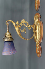 Charger l&#39;image dans la galerie, Paire d&#39;applique Rococo / Louis XV en bronze doré, socles en noyer et tulipes en verre, France, Circa 1900
