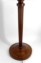 Загрузить изображение в средство просмотра галереи, Lampadaire Art Déco authentique en noyer sculpté &amp; abat-jour vitrail style Tiffany, vers 1920
