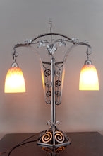 Charger l&#39;image dans la galerie, Importante Lampe Bicéphale en Fer Forgé par Schneider, France, Art Deco, Circa 1920
