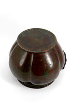 Загрузить изображение в средство просмотра галереи, Exceptionnelle jardinière / cache-pot en bronze japonais patiné Japon – Époque Meiji, vers 1880
