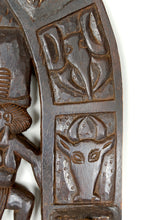 Charger l&#39;image dans la galerie, Porte Africaine Monoxyle en Bois Sculpté et Bronze de Chef de Village Bamoun, Cameroun, début XXe
