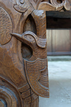 Load image into Gallery viewer, Important banc indonésien en bois de teck sculpté, Début XXe
