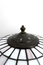 Charger l'image dans la galerie, Importante lampe en bronze et vitrail type Tiffany, Style Art nouveau – Circa 1970-1980
