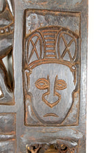 Charger l&#39;image dans la galerie, Porte Africaine Monoxyle en Bois Sculpté et Bronze de Chef de Village Bamoun, Cameroun, début XXe
