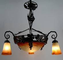 Lade das Bild in den Galerie-Viewer, Lustre Art Déco en Fer Forgé et Pâte de Verre Soufflée par Muller Frères Lunéville, France, Circa 1920
