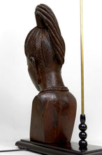 Cargar imagen en el visor de la galería, Importante Lampe Sculpturale, Buste en Ebene de Femme Africaine, par Alexs Mutasa, Circa 1970
