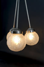 Загрузить изображение в средство просмотра галереи, Rare lustre Art déco à trois feux signé Muller Frères, modèle « Paons », Bronze nickelé, France, vers 1925
