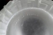 Загрузить изображение в средство просмотра галереи, Lampe champignon Art déco en verre pressé moulé, attribuée à Muller Frères, vers 1930
