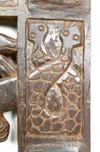 Charger l&#39;image dans la galerie, Porte Africaine Monoxyle en Bois Sculpté et Bronze de Chef de Village Bamoun, Cameroun, début XXe
