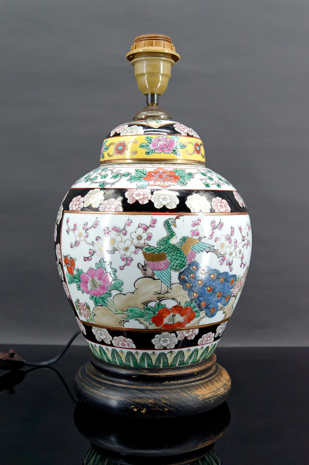 Lampe chinoise en porcelaine à décor de fleurs et de paons, Chine, Début XXe