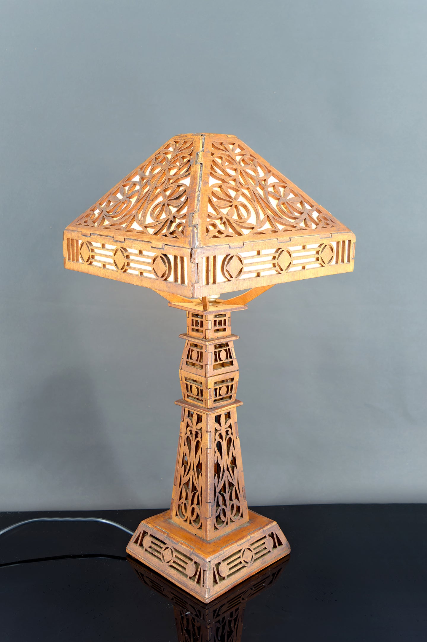 Importante Lampe en Bois Découpé, USA, Arts & Crafts / Prairie School, Circa 1900–1920