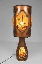 Charger l&#39;image dans la galerie, Importante Lampe des Potiers d&#39;Accolay en Céramique, Cuivre Patiné et Médaillons Multicolores en Résine Fractale, Circa 1970
