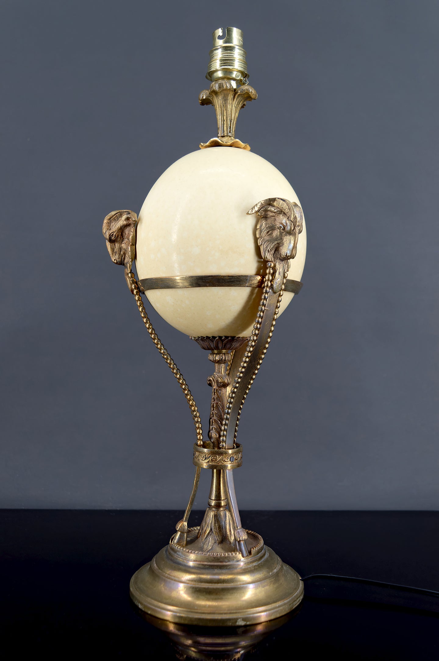 Lampe Néoclassique, Oeuf d’Autruche & Monture Athénienne Animalière en Bronze, France, Circa 1900