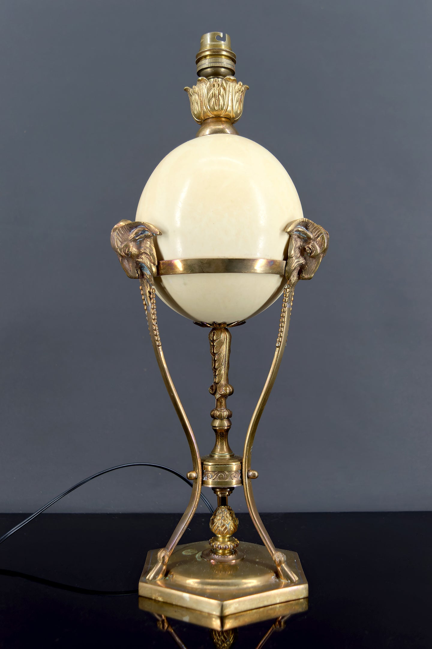 Lampe Néoclassique, Oeuf d’Autruche & Monture Athénienne Animalière en Bronze, France, Circa 1900