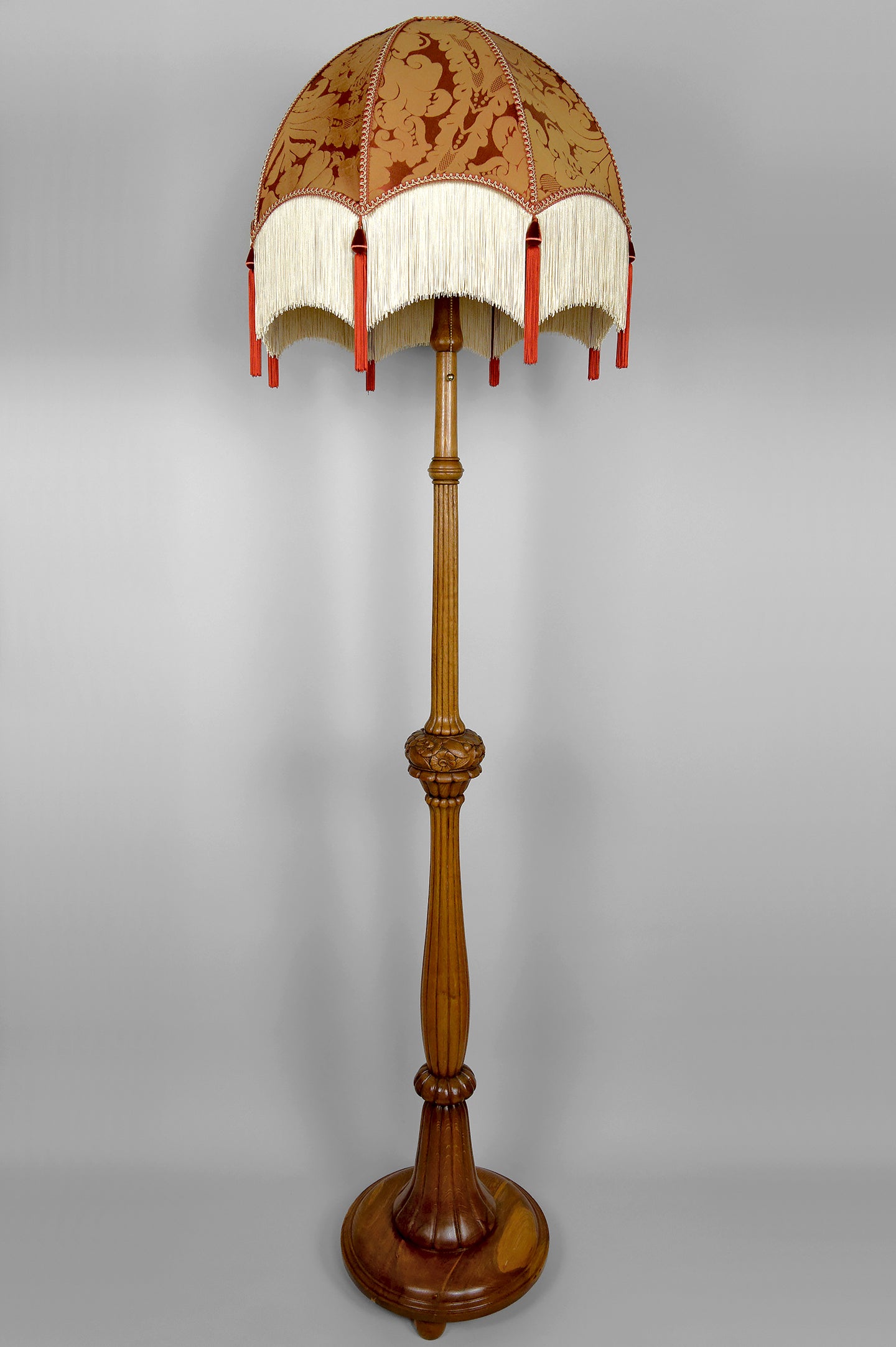 Important lampadaire Art Déco en chêne sculpté, France, vers 1920