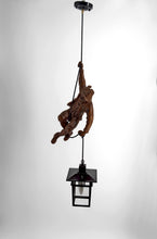 Загрузить изображение в средство просмотра галереи, Exceptionnelle suspension « Tyrolien / Alpiniste »,  Sculpture figurative en bois – Forêt Noire, vers 1950
