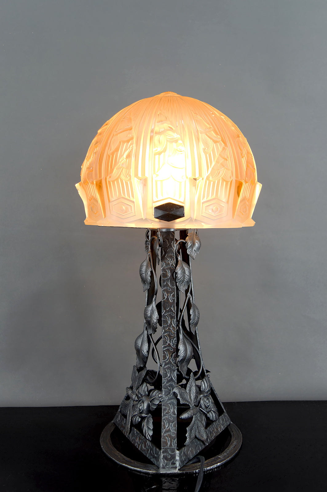 Importante Lampe Art Déco en Fer Forgé à Motifs de Papillons et Dôme Floral en Verre Pressé, Par Bartelemie, France, Circa 1925