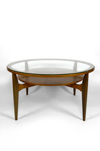 Lade das Bild in den Galerie-Viewer, Importante table basse scandinave Mid-Century en noyer et verre – Circa 1960 – Attribuée à Wilhelm Renz
