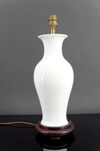 Загрузить изображение в средство просмотра галереи, Lampe en porcelaine blanche, Asie, Circa 1950-1960
