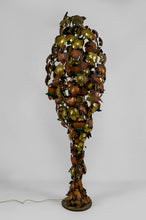 Загрузить изображение в средство просмотра галереи, Important lampadaire &quot;Vigne&quot; en métal patiné, Hollywood Regency, Circa 1960
