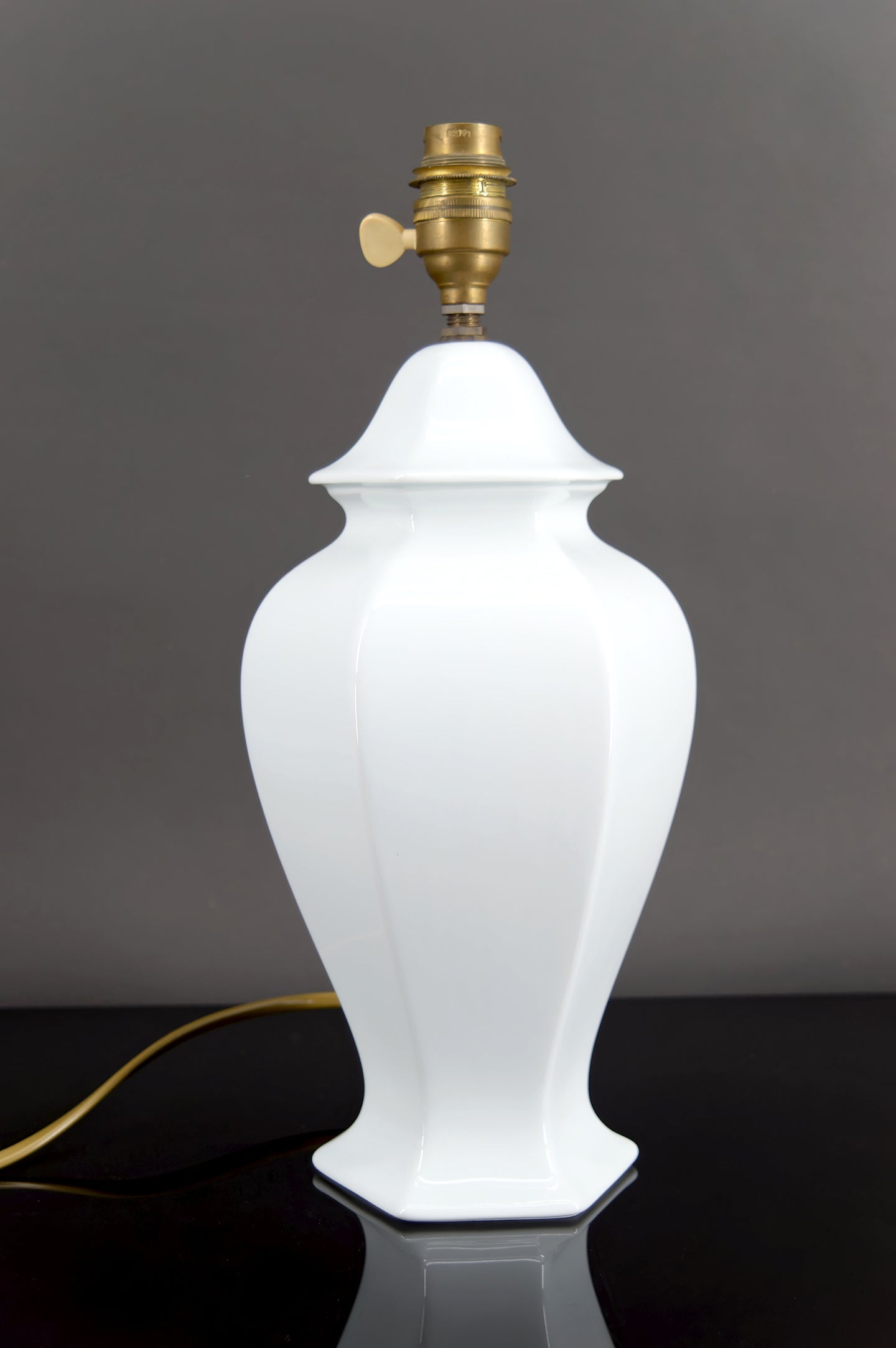 Belle lampe en porcelaine blanche, France, circa 1950-1960