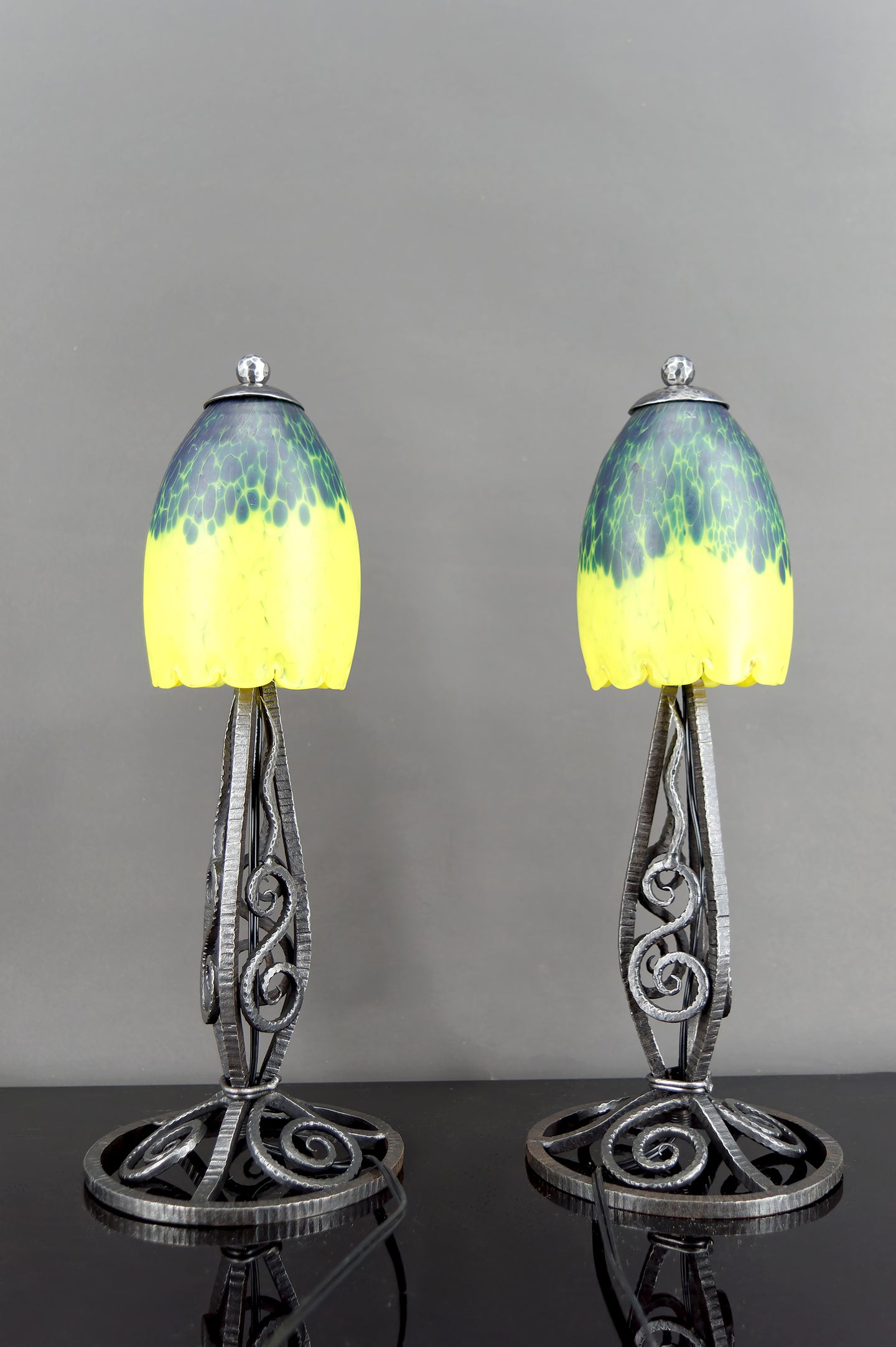 Paire de Lampes en Fer Forgé & Tulipes en Verre Soufflé Vert-Jaune, France, Art Déco, circa 1930