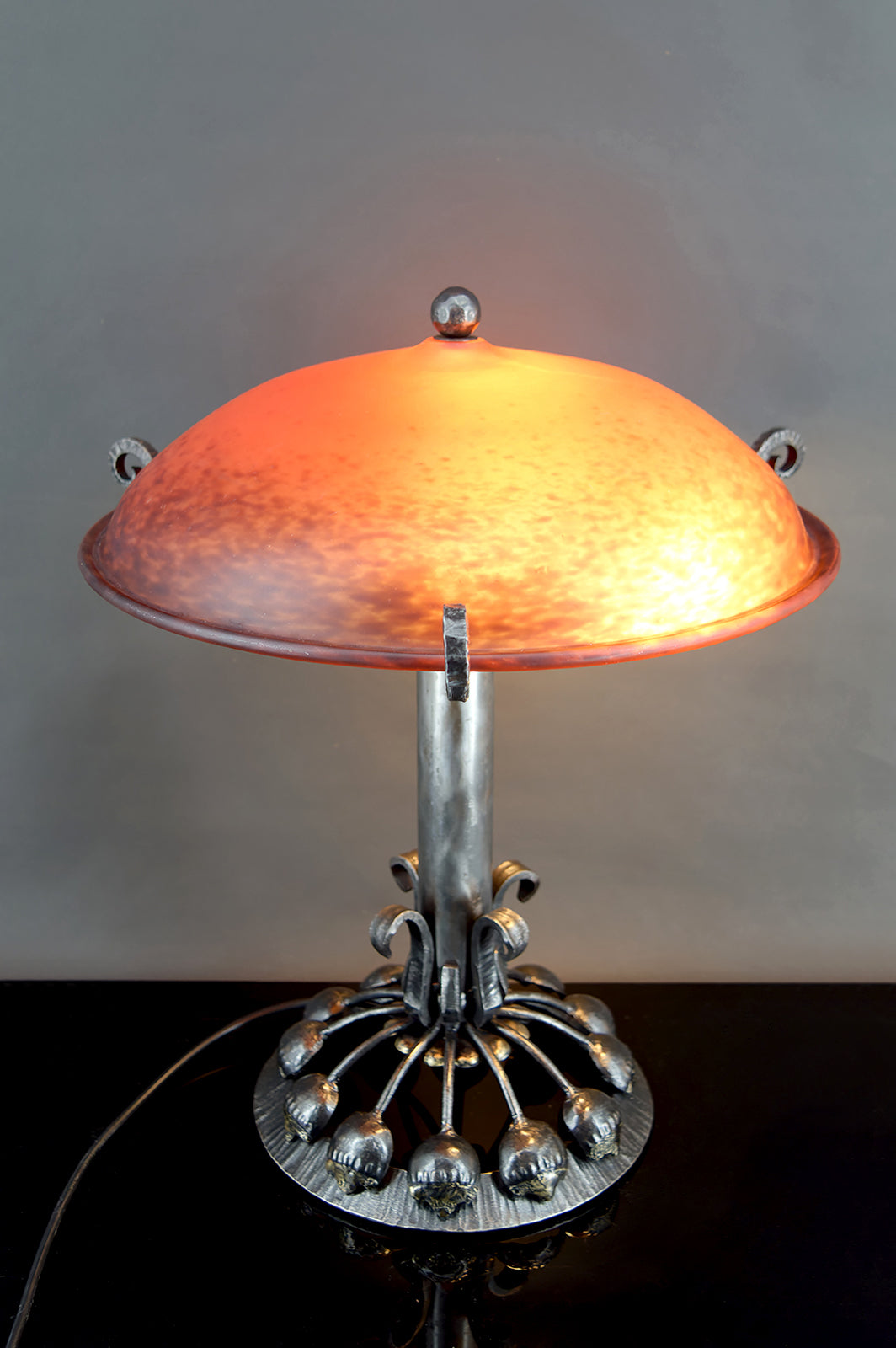 Importante Lampe à Monture Végétale Stylisée en Fer Forgé  et Dôme en Pate de Verre Marmoréenne Rouge Orangé, Art Deco, France, Circa 1930