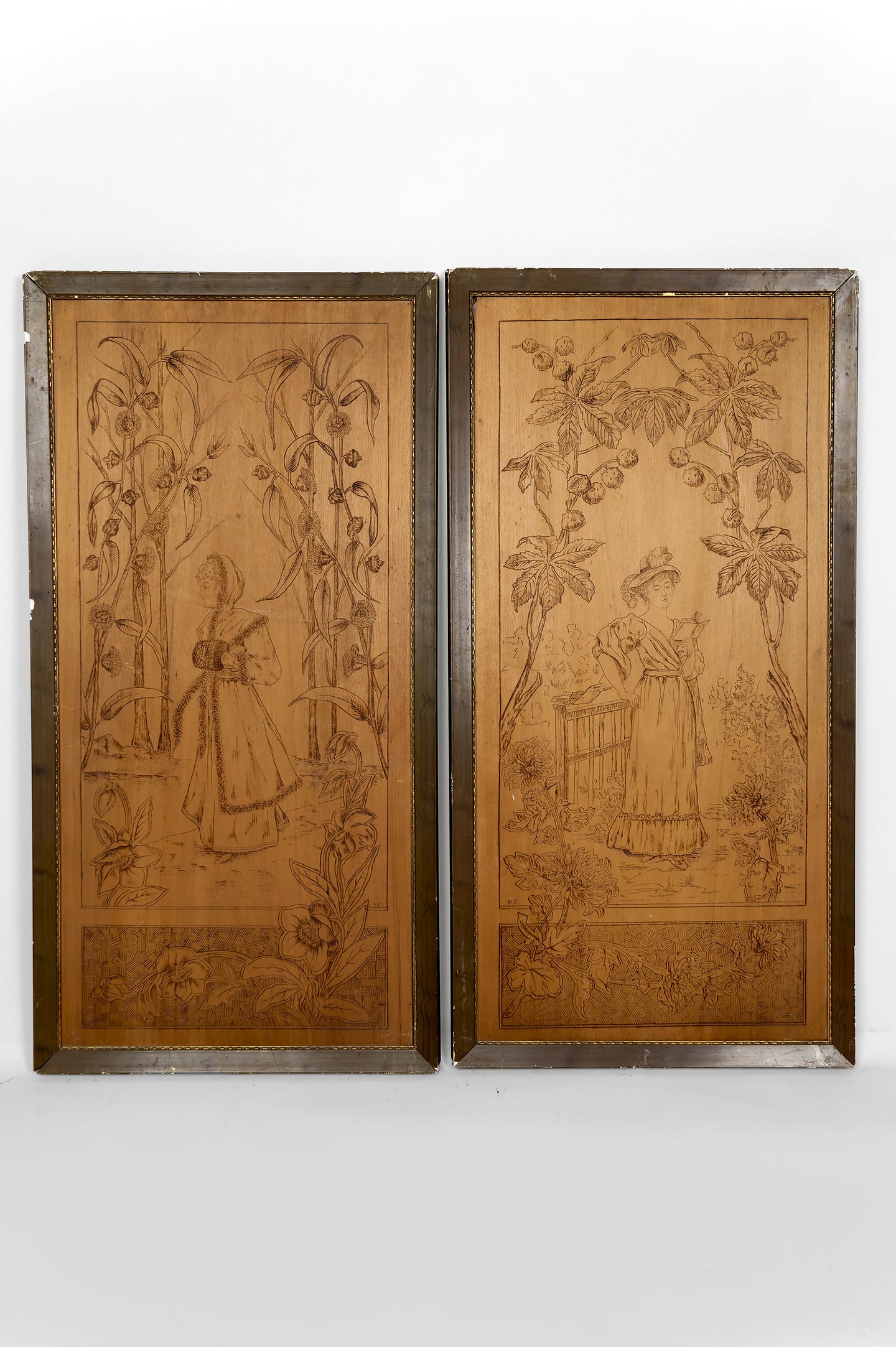 Paire de Panneaux Pyrogravés, Les Saisons : Automne & Hiver, Art Nouveau, France, vers 1900