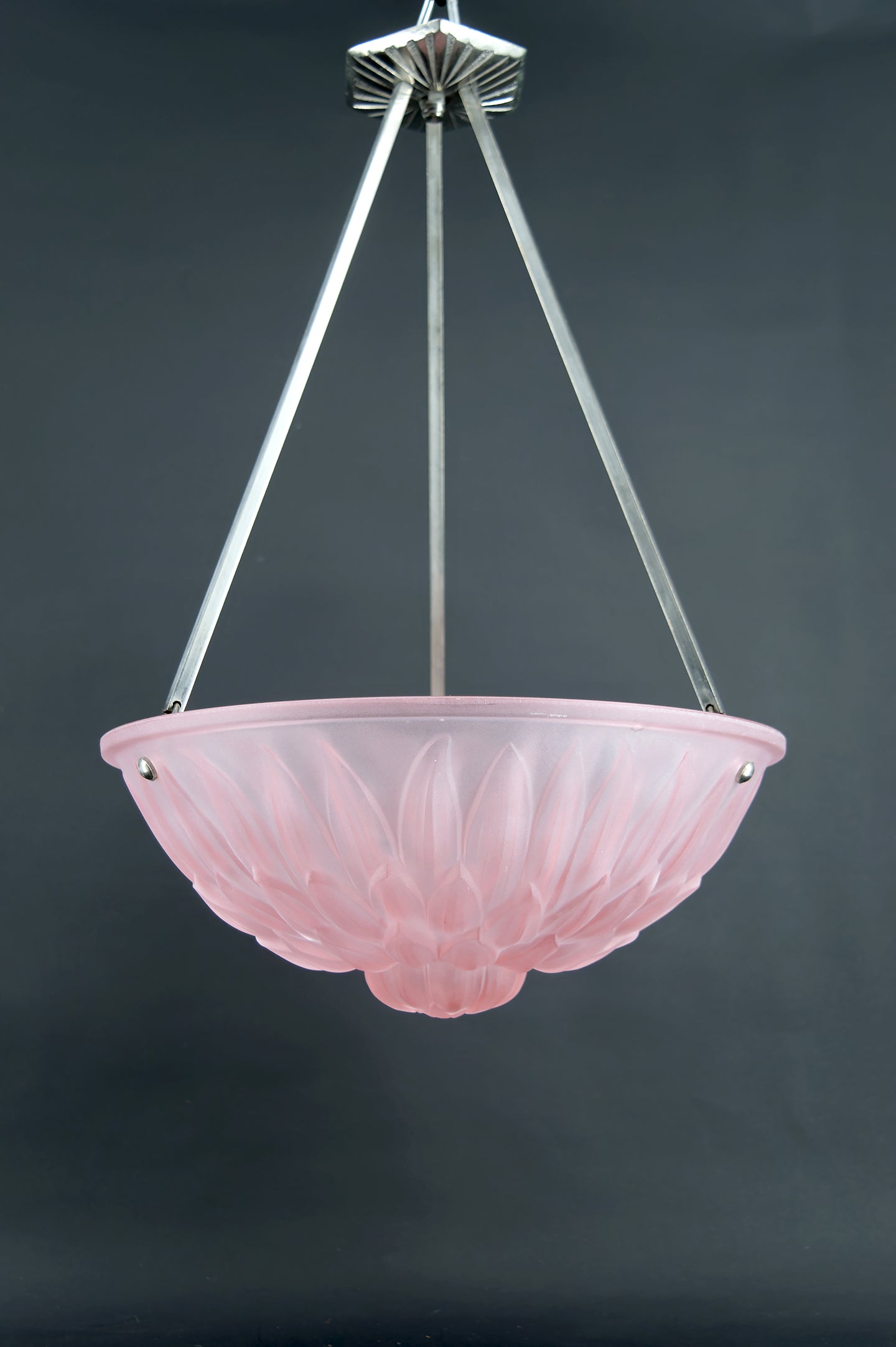 Suspension / Lustre / Vasque, Verre Pressé Moulé à Motif Floral, Monture en Bronze Argenté, Art Deco, France, Circa 1930