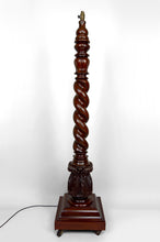 Charger l&#39;image dans la galerie, Important Lampadaire Colonne Victorienne Torsadée en Noyer Massif, Royaume-Uni, Style Tudor, Circa 1900
