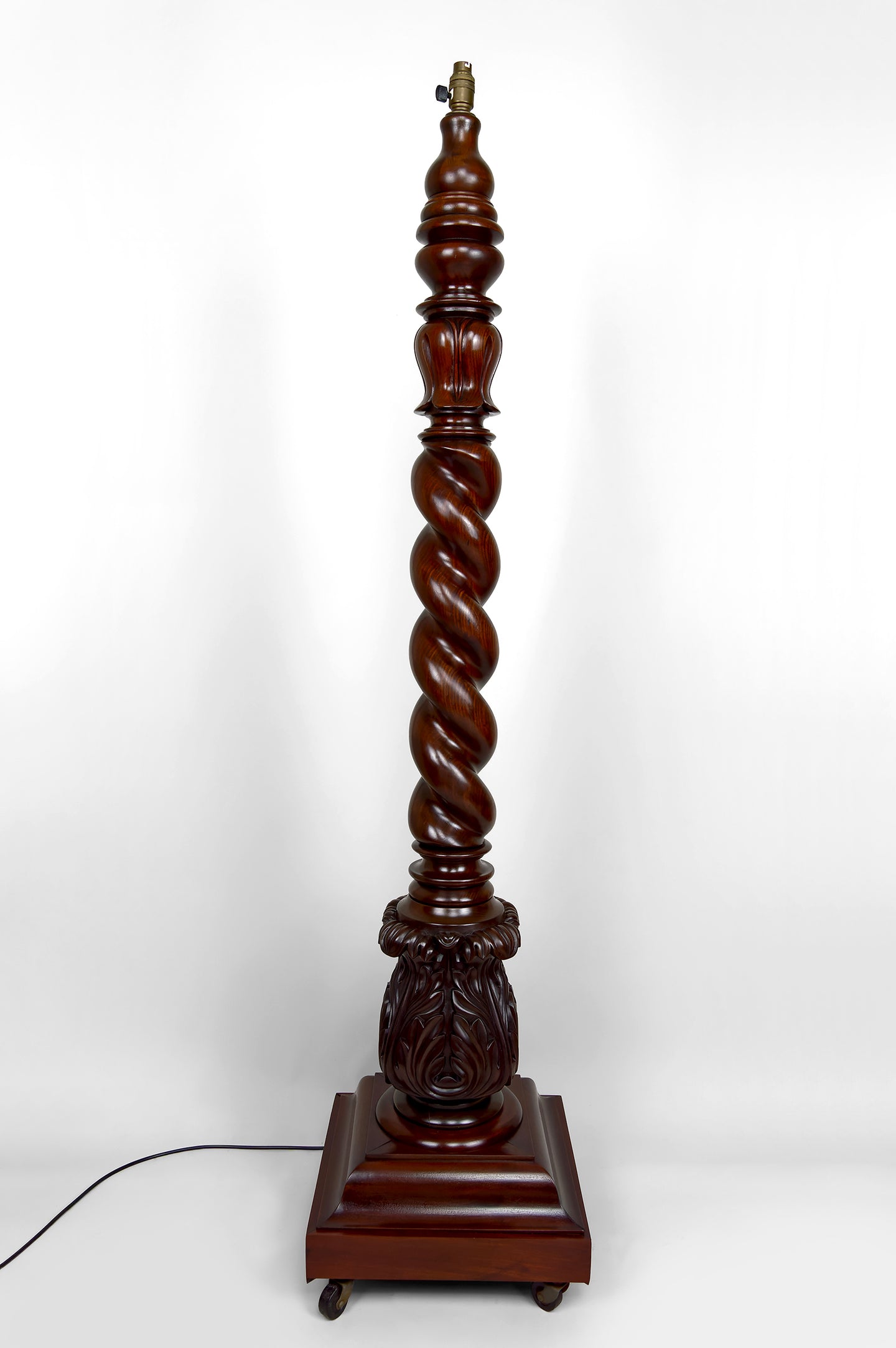Important Lampadaire Colonne Victorienne Torsadée en Noyer Massif, Royaume-Uni, Style Tudor, Circa 1900