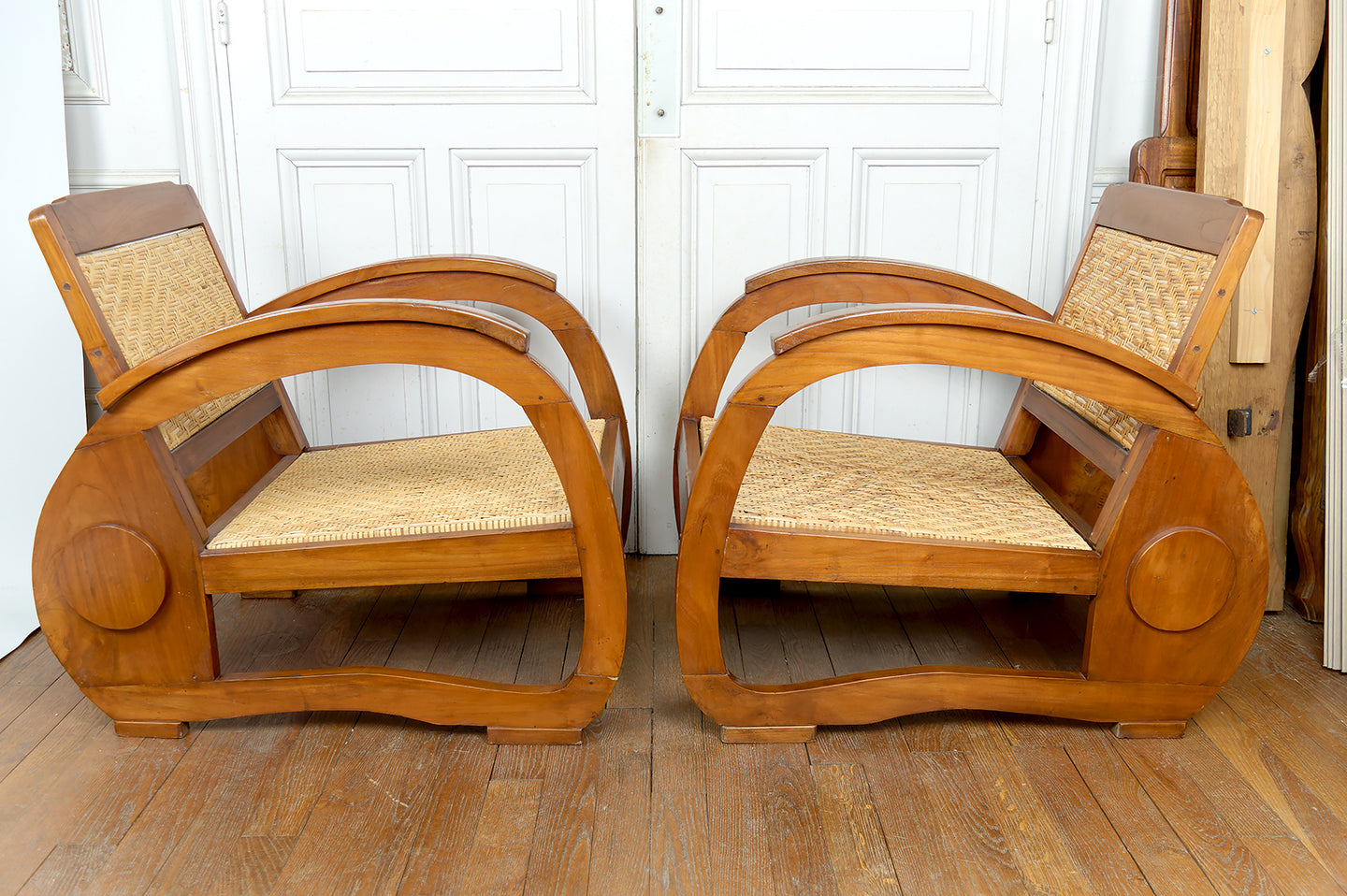 Paire Fauteuils Club en Teck à Assises en Rotin Tressé, Art Deco Colonial, Circa 1920-1930