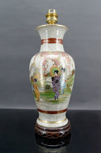 将图片加载到图库查看器，Lampe en porcelaine de Satsuma, Geishas et Cerisiers, Japon, Circa 1950

