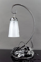 Charger l&#39;image dans la galerie, Lampe en Fer Forgé &quot;Vigne et Raisin&quot;, Muller Frères Lunéville, Art Déco, Circa 1930
