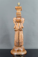Cargar imagen en el visor de la galería, Importante Lampe Pilastre en Chêne Sculpté de Porteurs / Atlantes, France, Neo-Gothique, XXe
