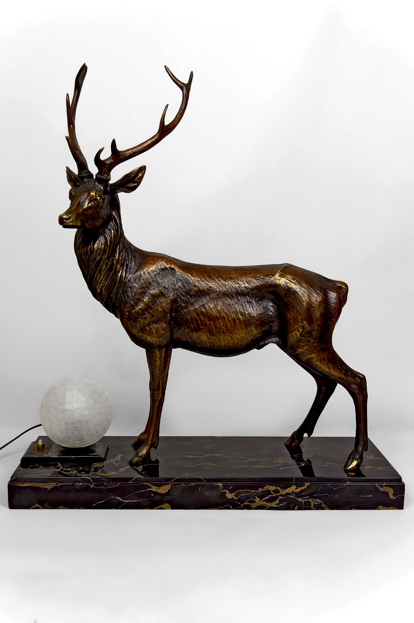 Importante Lampe Sculpturale en Bronze et Marbre, Cerf, Art Déco, France, Circa 1930