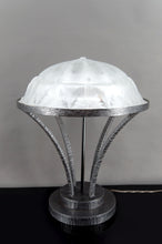 Charger l&#39;image dans la galerie, Importante Lampe en Fer forgé et Dôme en Verre Etoilé, Art Deco Moderniste, France, Circa 1930

