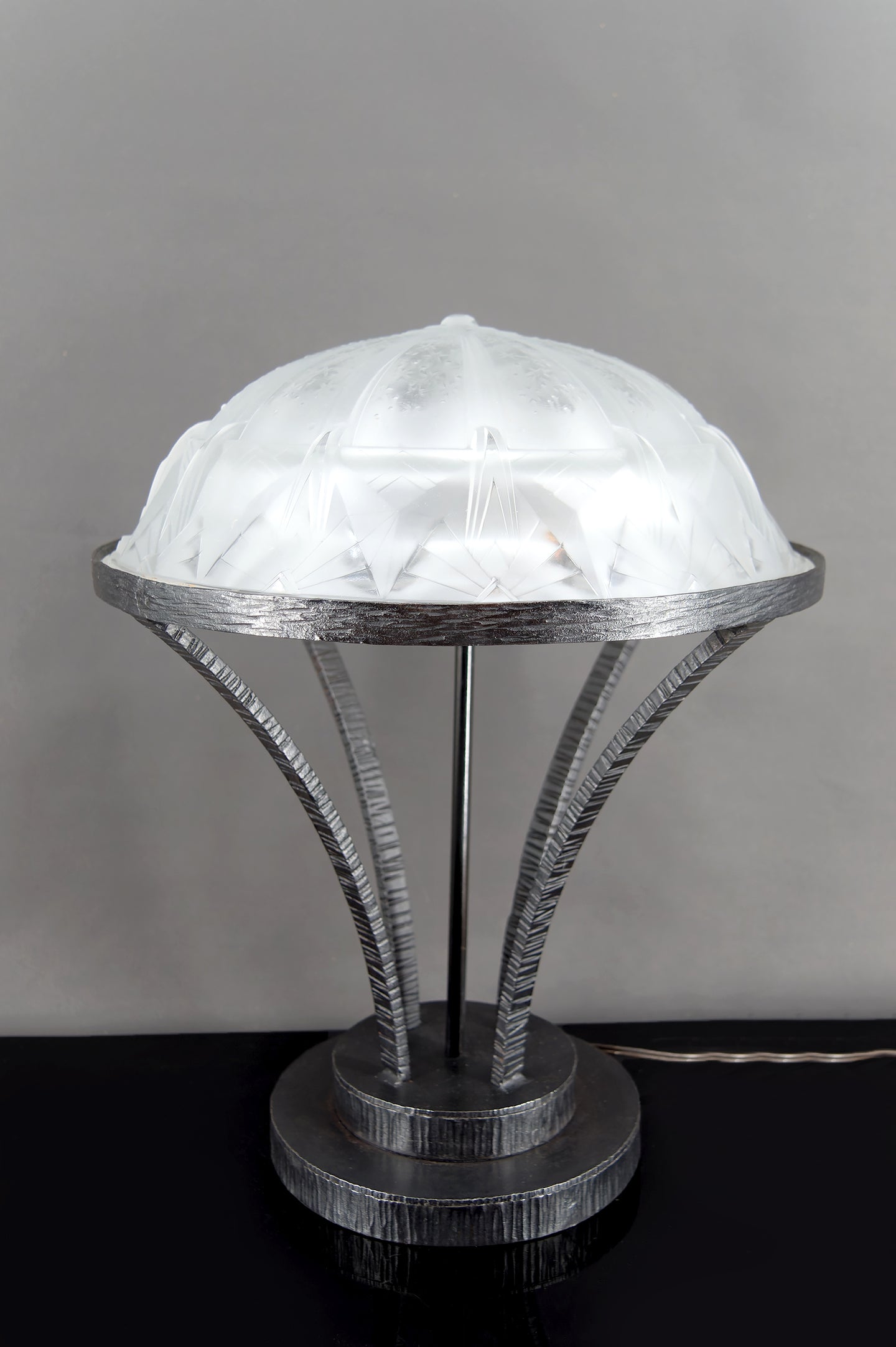 Importante Lampe en Fer forgé et Dôme en Verre Etoilé, Art Deco Moderniste, France, Circa 1930