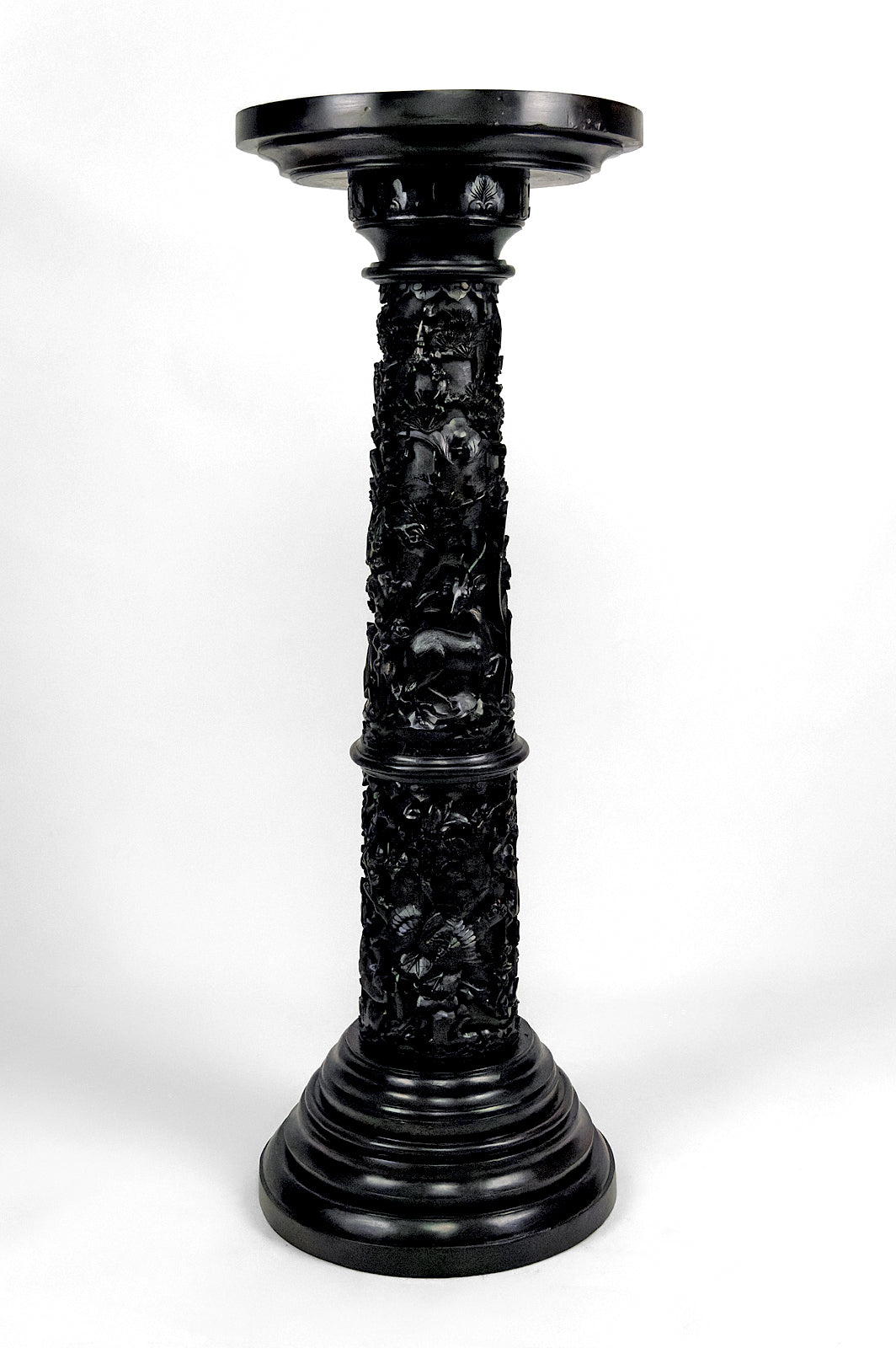 Importante colonne / sellette haute asiatique en bois sculpté, circa 1880, Indochine