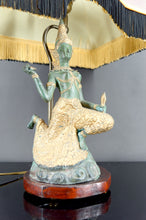 Charger l&#39;image dans la galerie, Paire de Lampes Sculpturales en Bronze à Double Patine Verte et Dorée, Thaïlande, Circa 1970
