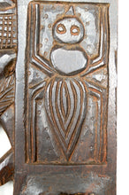 Charger l&#39;image dans la galerie, Porte Africaine Monoxyle en Bois Sculpté et Bronze de Chef de Village Bamoun, Cameroun, début XXe
