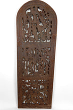 Charger l&#39;image dans la galerie, Porte Africaine Monoxyle en Bois Sculpté et Bronze de Chef de Village Bamoun, Cameroun, début XXe
