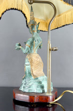 Charger l&#39;image dans la galerie, Paire de Lampes Sculpturales en Bronze à Double Patine Verte et Dorée, Thaïlande, Circa 1970
