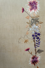 Charger l&#39;image dans la galerie, Important Ensemble de Trois Tapisseries Indochinoises Brodées de Soie Tigres et Cerfs Axis – Vietnam, Époque Coloniale, vers 1930
