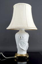 Lade das Bild in den Galerie-Viewer, Lampe en biscuit de porcelaine,  &quot;Calla Lily&quot;, par Nicholas Berbenczy, éditée par Franklin Mint, USA, 1986
